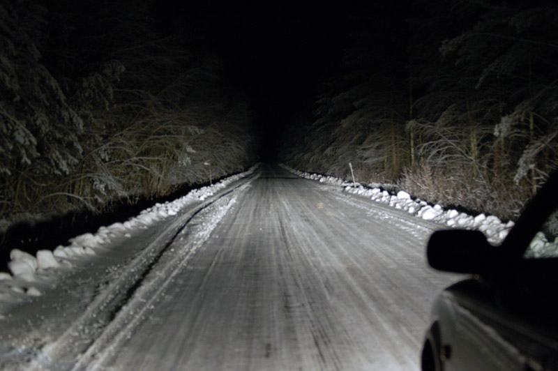 Fichier:2005_winter_road_full_beam.jpg